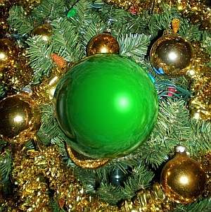 Zöld színű díszgömb.