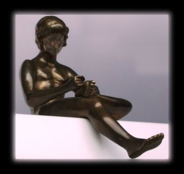 Ülő alakot ábrázoló szobrocska képe.